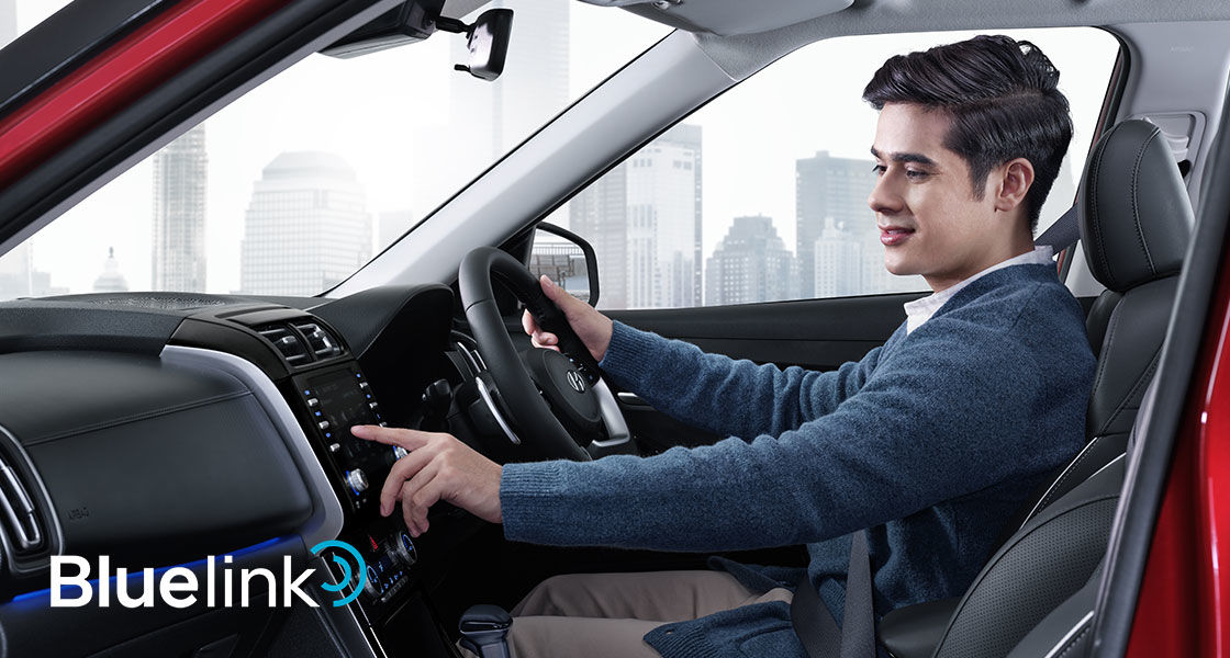 Fitur Hyundai BlueLink menyediakan konektivitas canggih antara mobil dan smartphone Anda, memungkinkan kontrol jarak jauh atas mesin, kunci, dan fitur keamanan, serta layanan bantuan darurat.