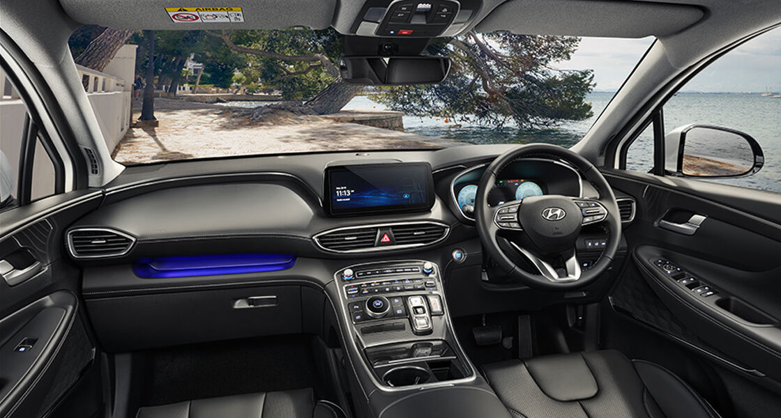 Gambar memperlihatkan dashboard dari Hyundai Santa Fe