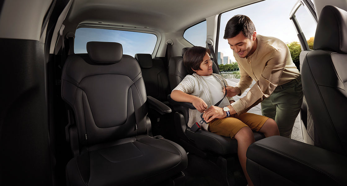 Memperlihatkan interior Hyundai Stargazer yang menggunakan captain seat