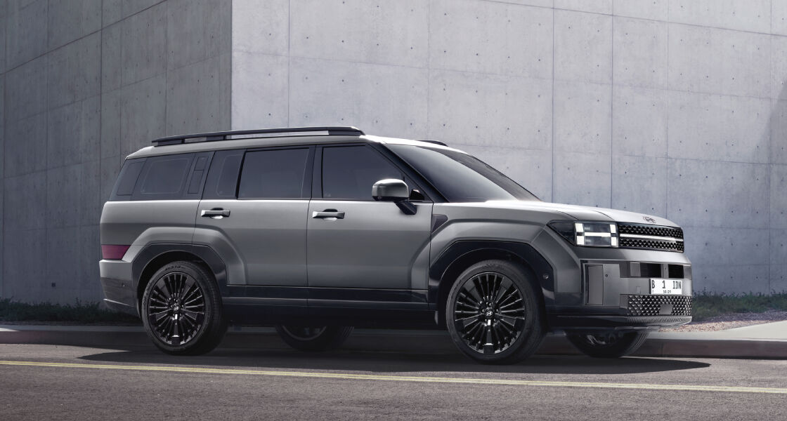 Desain eksteriornya menampilkan garis-garis yang tegas dan dinamis, serta pelek hitam berukuran besar yang memberikan kesan sporty